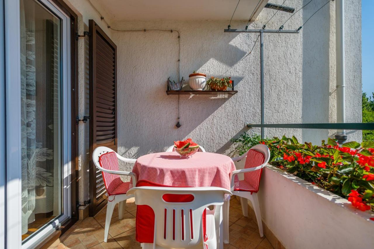 Apartment Dragica Кърк Екстериор снимка